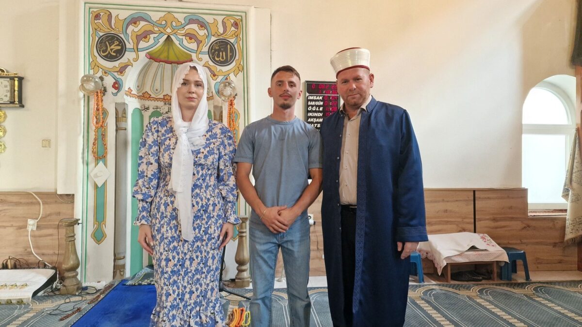 Një shtetase gjermane konvertohet në islam në Prizren